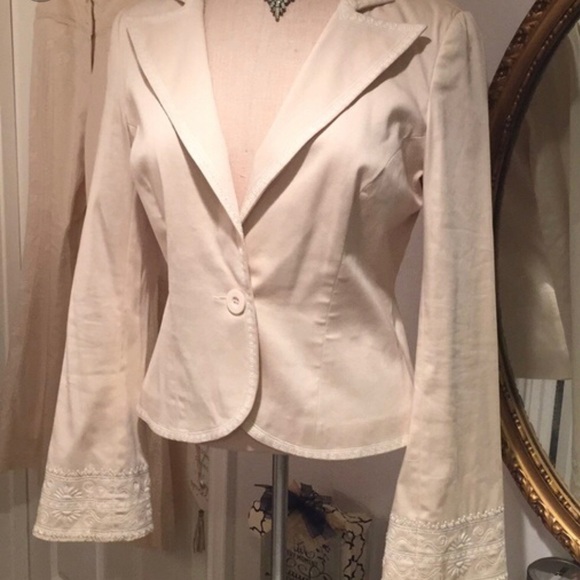 Caché pant suit! Embroidered jacket and pants set, size 10. - Picture 2 of 6